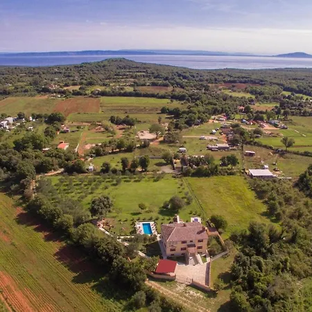 Mit Privatpool Fuer 10 Personen Ca 300 Qm In Sisan, Istrien Suedkueste Von Istrien Holiday home