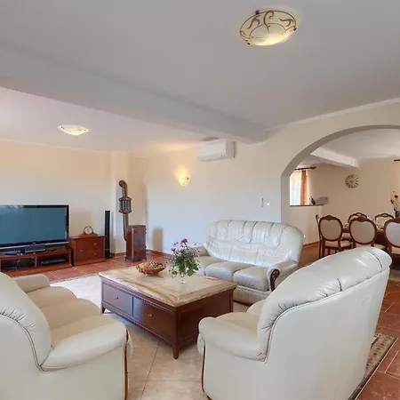 Mit Privatpool Fuer 10 Personen Ca 300 Qm In Sisan, Istrien Suedkueste Von Istrien * Sisan