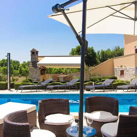 Mit Privatpool Fuer 10 Personen Ca 300 Qm In Sisan, Istrien Suedkueste Von Istrien Sisan