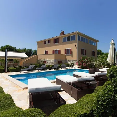 Mit Privatpool Fuer 10 Personen Ca 300 Qm In Sisan, Istrien Suedkueste Von Istrien Hébergement de vacances